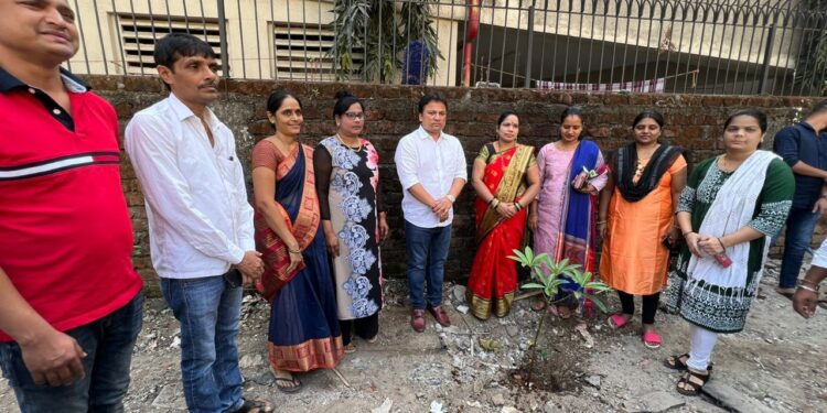 विरोधी पक्षनेते प्रितम म्हात्रे यांच्या उपस्थितीत वृक्षारोपण