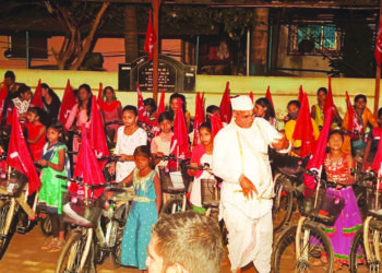 सावित्रींच्या लेकींना सायकल भेट