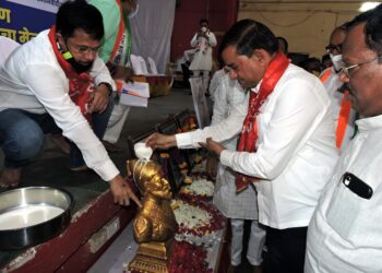 छत्रपती शिवाजी महाराजांच्या पुतळ्यास आ. बाळाराम पाटील यांच्या हस्ते दुग्धाभिषेक