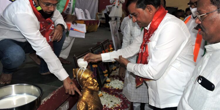 छत्रपती शिवाजी महाराजांच्या पुतळ्यास आ. बाळाराम पाटील यांच्या हस्ते दुग्धाभिषेक
