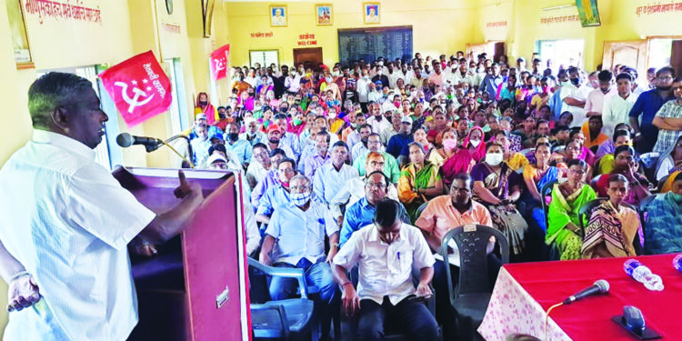 नुसत्या पाट्या लावून नारळ फोडणारे आम्ही नाही