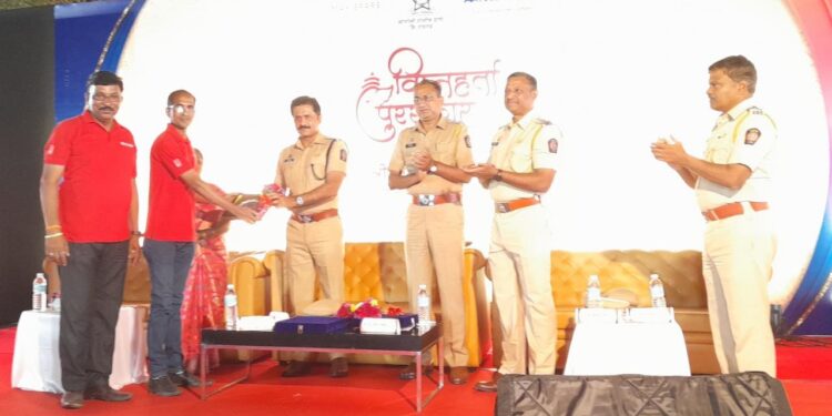 खोपोली पोलीस स्टेशनतर्फे विघ्नहर्ता पुरस्काराचे वितरण