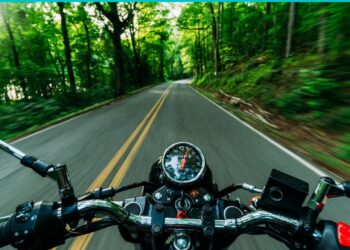 तळा परिसरात धूमस्टाईल बाईक रायडिंग