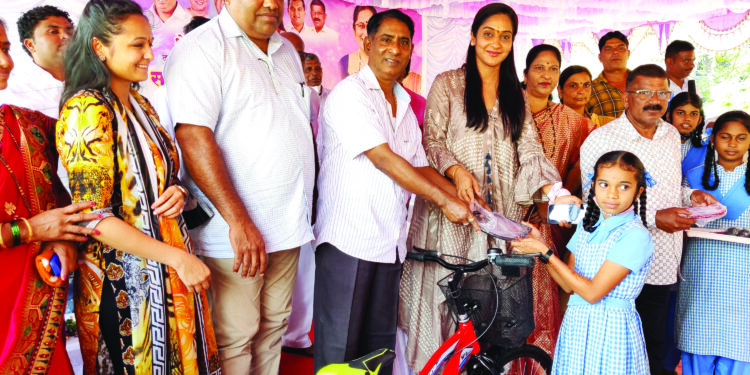 कुसंबळे येथे 117 मुलींना पंडित पाटील यांच्या हस्ते सायकलींचे वाटप