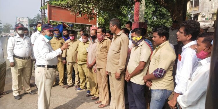 वाहतुकीच्या नियमांबाबत जनजागृती मोहिम