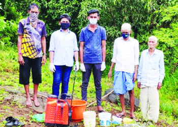 कृषिदूतांचे शेतकर्‍यांना मार्गदर्शन