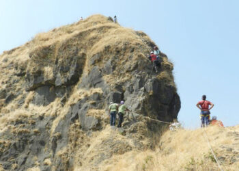 जय भवानी,जय शिवाजीच्या जयघोषात लिंगाणा सर