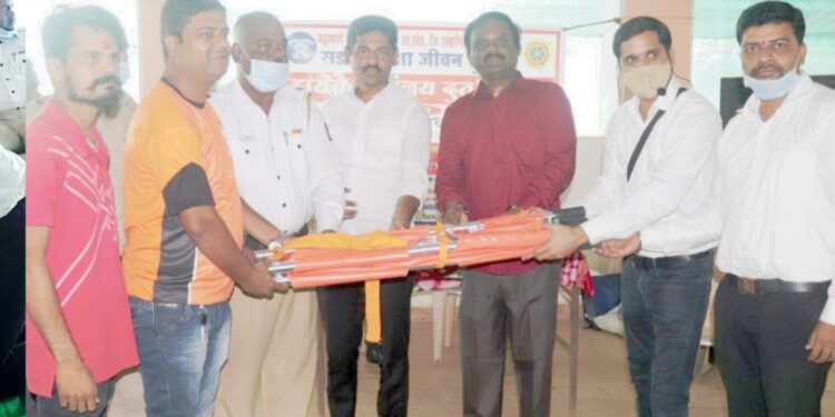 पोलादपूर, खेडच्या मृत्युंजय दूतांसाठी स्ट्रेचर वाटप