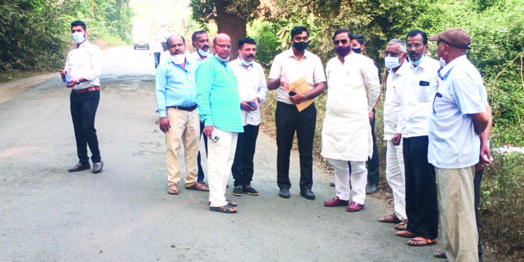 माणगाव-पुणे रस्त्यावर खड्डे