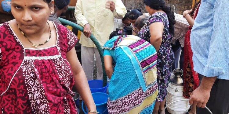 कुणी पाणी देता का पाणी?