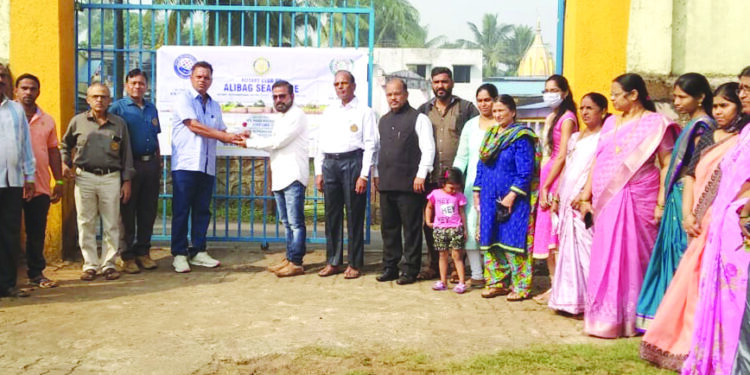 आयएसओ मानांकन प्राप्त डिजिटल आदर्श शाळा पेझारीतर्फे दप्तर विना शाळा