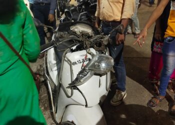 अलिबाग एसटी डेपो समोर उनाड बैलांची झुंज