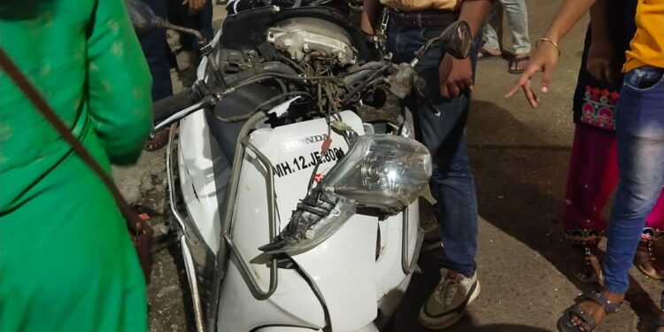 अलिबाग एसटी डेपो समोर उनाड बैलांची झुंज