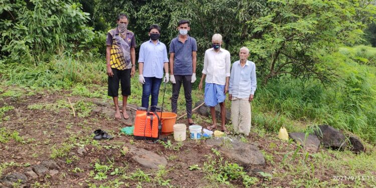 कृषिदूतांचे कासू येथे बोर्डो मिश्रणाबाबत शेतकऱ्यांना प्रात्यक्षिकाद्वारे मार्गदर्शन