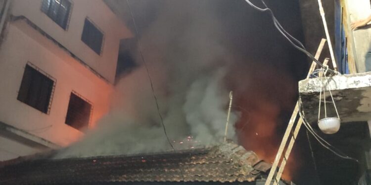 श्रीवर्धन शहरातील भंडारी समाज मंदिरच्या शेजारी आगीचा तांडव….पहा व्हिडिओ