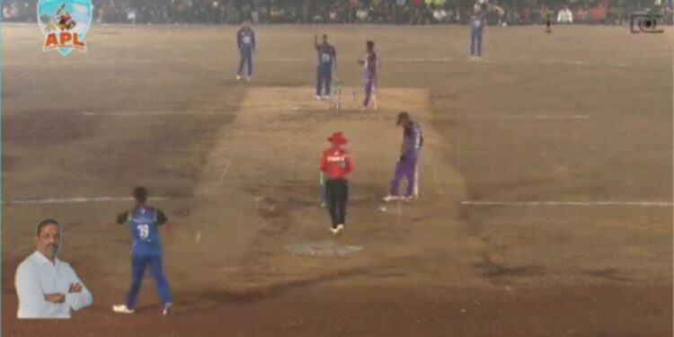 पहिल्याच ओव्हरमध्ये युवराज इलेव्हनच्या सन्मित्र म्हात्रेचे २ षटकार