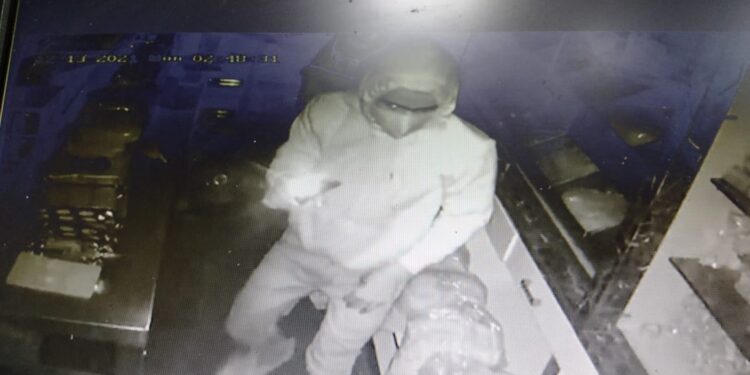 पेण शहरात मध्यरात्री सात ते आठ दुकाने चोरट्यांनी फोडली