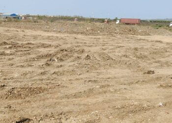 पाणथळी क्षेत्रात दगड मातीचा भराव