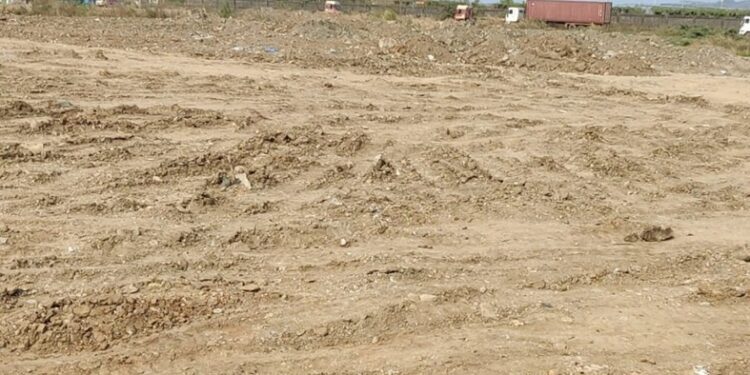 पाणथळी क्षेत्रात दगड मातीचा भराव