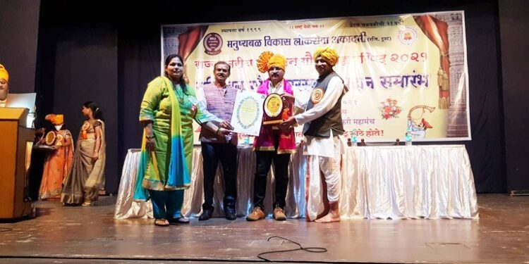 ग्रामविकास अधिकारी सचिन कुराडे पुरस्काराने सन्मानित