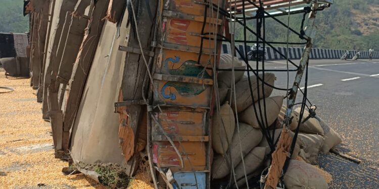 अपघात : मुंबई- पुणे महामार्गावर ट्रक उलटला