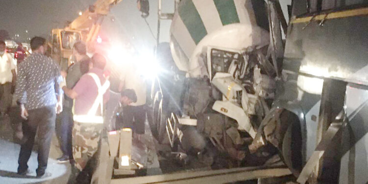 एक्स्प्रेस वेवर भीषण अपघात; तीन कामगार ठार