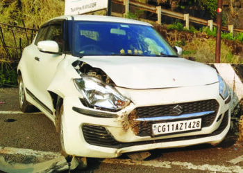 नेरळ-माथेरान घाटात कारला अपघात