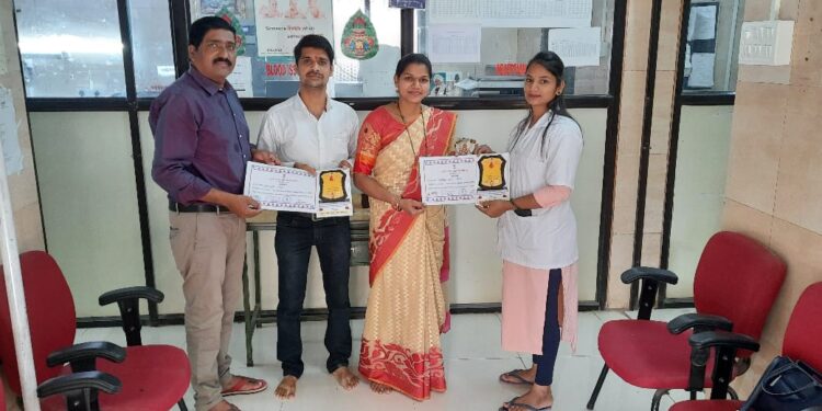 जुळ्या मुलींच्या वाढदिवशी पती-पत्नीचे रक्तदान