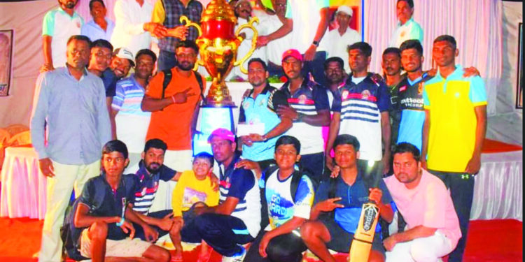 आवास येथील क्रिकेट स्पर्धेत रिलायन्स नवगाव संघ विजेता