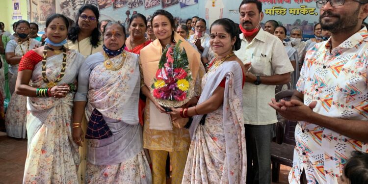 शेकाप महिला आघाडी प्रमुख नगरसेविका चित्रलेखा पाटील यांची  मच्छी मार्केट येथे सदिच्छा भेट