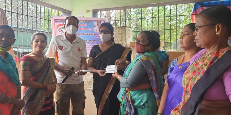 भगिनींनो मासळी  विकताना कायम मास्कचा वापर करा- अ‍ॅड. मानसी म्हात्रे