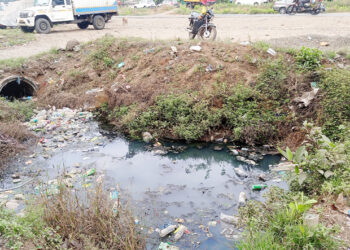 आंबेवाडी नाक्यावर गटाराची दुर्गंधी