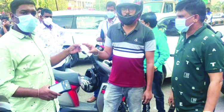 विना मास्क फिरणार्‍यांवर कठोर कारवाई