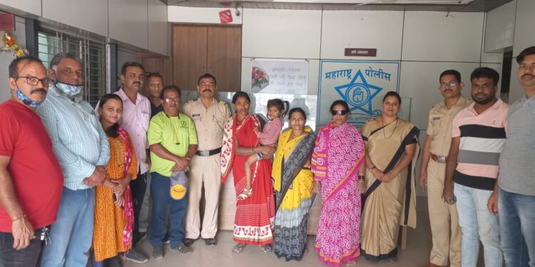 आईला पाहताचा चिमुकलीचा चेहरा आनंदाने फुलला