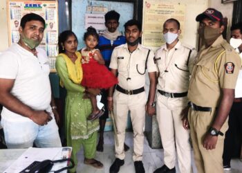 हरविलेल्या मुलीला दिले आईच्या ताब्यात