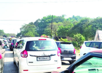 कर्जत चारफाटा येथे वाहतूक कोंडी