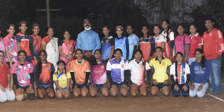 रायगडचा महिला कबड्डी संघ परभणीला रवाना