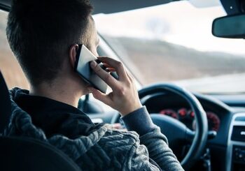 वाहन चालविताना मोबाईलवर बोलणे पडणार चांगलेच महाग