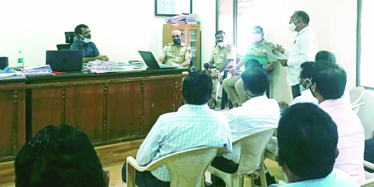 वाहतुक कोंडीबाबत तहसीलदारांची अधिकार्‍यांसोबत बैठक