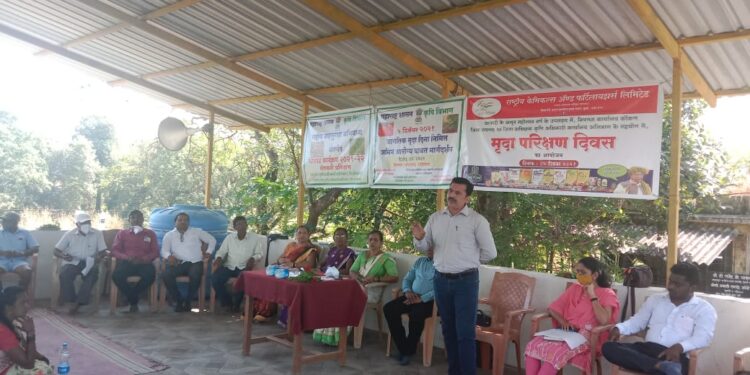 वाडगाव येथे मृदा परीक्षण, शेतकरी प्रशिक्षण