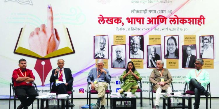 बहुमाध्यमांवर व्यक्त होणे ही लोकशाहीची गरज – गांगल