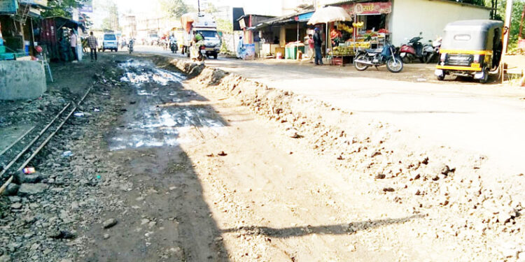 नेरळ-कळंब रस्ता अपूर्णावस्थेत