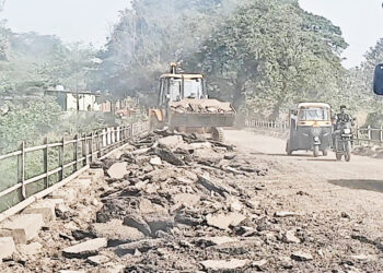 नेरळ-कळंब रस्त्याचे काम करताना डेब्रिज वाहत्या पाण्यात टाकण्याचा प्रयत्न