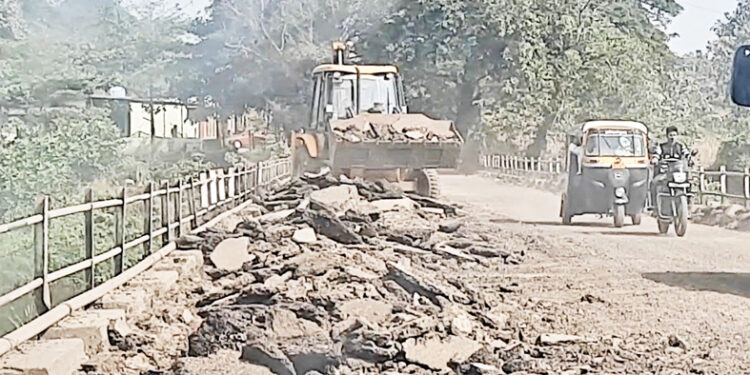 नेरळ-कळंब रस्त्याचे काम करताना डेब्रिज वाहत्या पाण्यात टाकण्याचा प्रयत्न