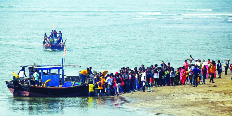 पुण्याच्या महिलांना पद्मदुर्ग किल्ल्याचे दर्शन