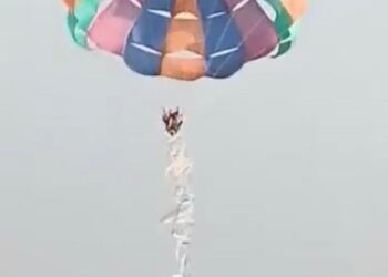 पॅराशूटची दोरी तुटली आणि दोन महिला पर्यटक समुद्रात कोसळल्या