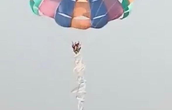 पॅराशूटची दोरी तुटली आणि दोन महिला पर्यटक समुद्रात कोसळल्या