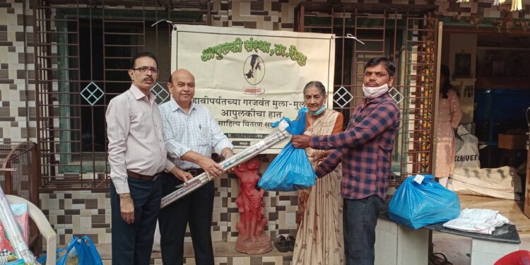 ग्रामीण भागातील विद्यार्थ्यांना आपुलकीची मदत