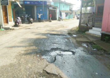 नांदगाव स्टेट बँक समोरील खड्डा धोकादायक