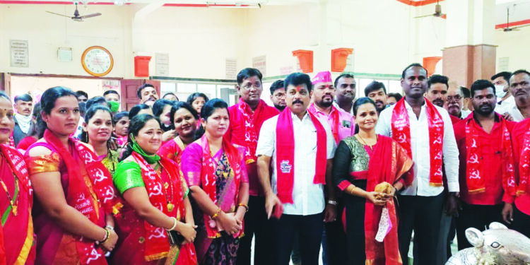 शेकापने श्री वरदविनायकाचे आशिर्वाद घेऊन फोडला प्रचाराचा नारळ